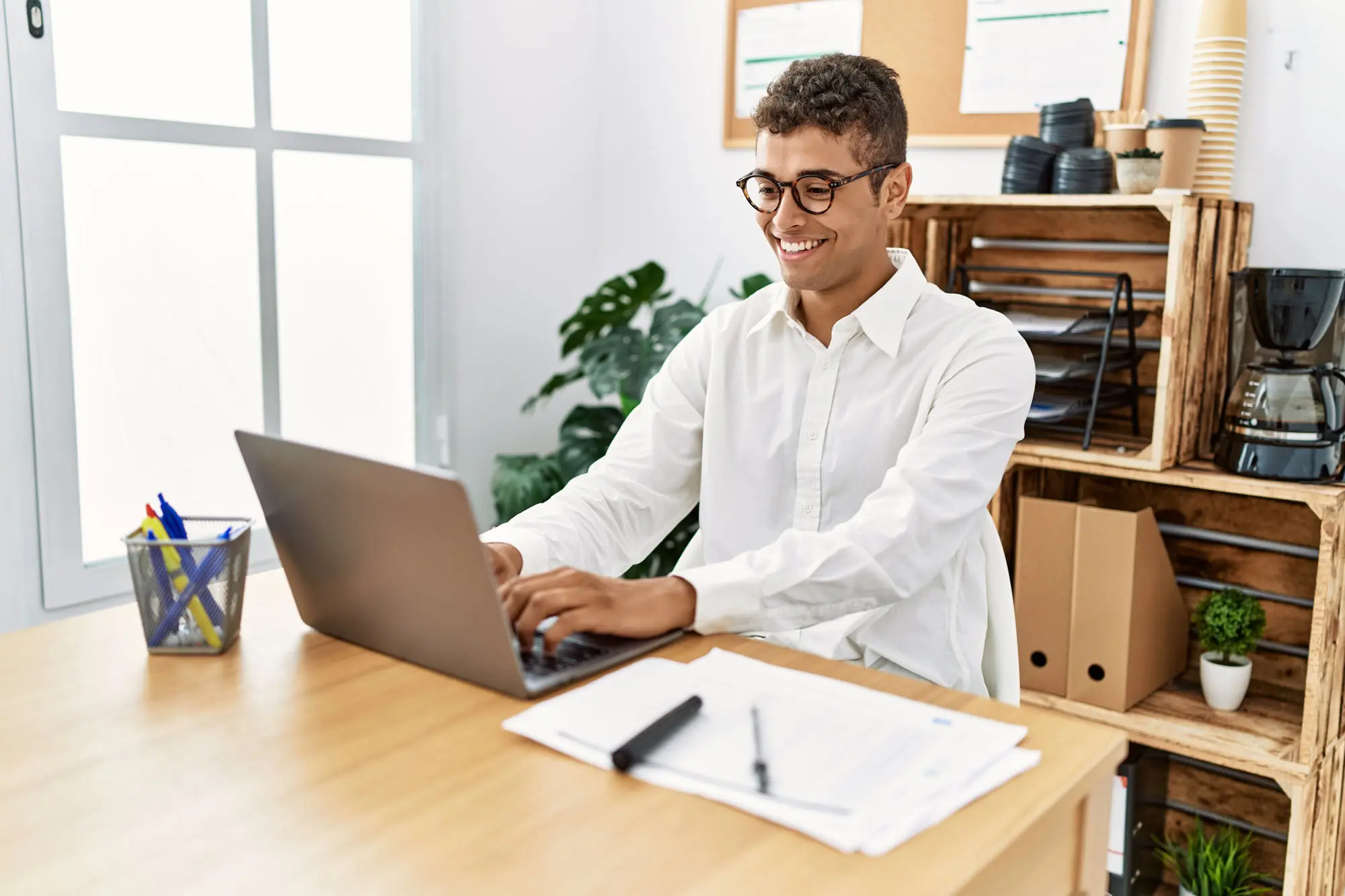 Jovem empreendedor entusiasmado em vender na internet